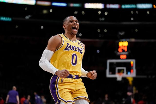 塔图姆31+8利拉德32分 凯尔特人险胜雄鹿7连胜